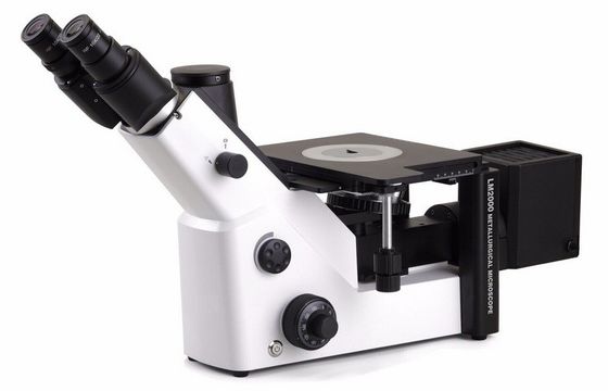 Microscopio metalúrgico invertido trincular LM2000A con iluminación reflejada de Kohler