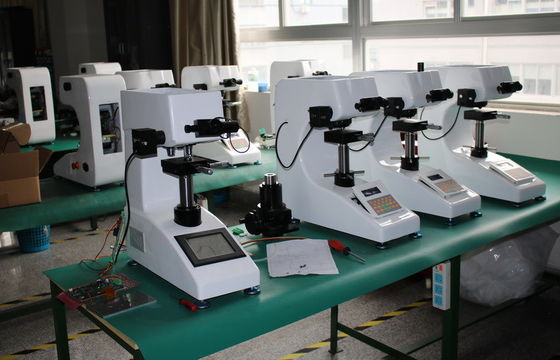 Torrecilla motorizada en pantalla grande de la máquina de prueba de la dureza de Vickers para el metal