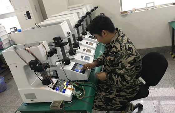 La máquina de prueba grande de dureza del LCD 50Kgf Vickers equipa la prueba manual de la torrecilla carbonizó capas