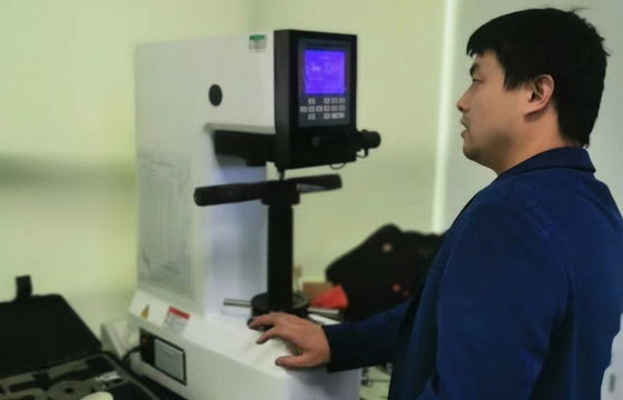 Máquina de prueba Brinell de la dureza de la torrecilla auto AC110V 60Hz 1Ph con el sistema de elevación motorizado